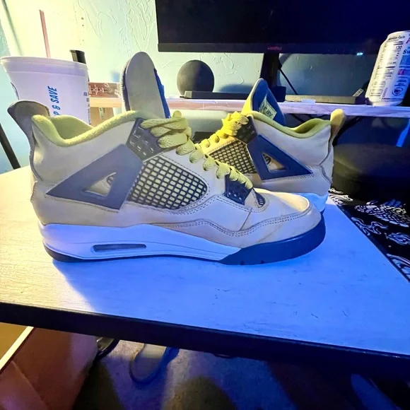Jordan 4 Retro Lightning
